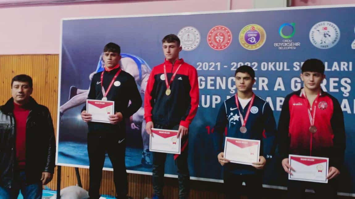 Serbest güreşte öğrencimiz Efe Aytuğ UCUZAL Ankara Okullar arası müsabakada 61 kg da birinci olmuştur.
